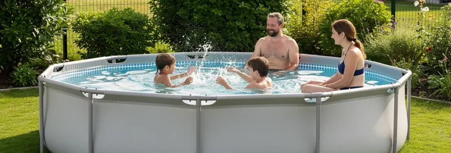 Famille profitant d'une piscine tubulaire dans un jardin ensoleillé